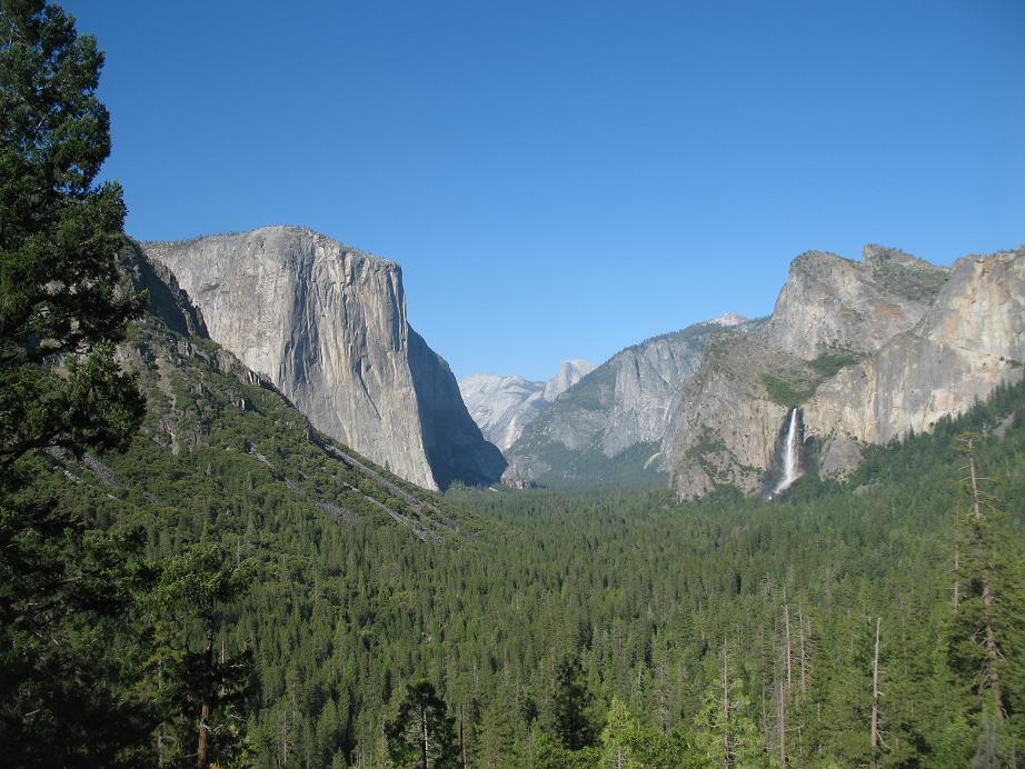 这就是Chris为之痴迷的Yosemite峡谷，近处是El cap，远处是Half Dome