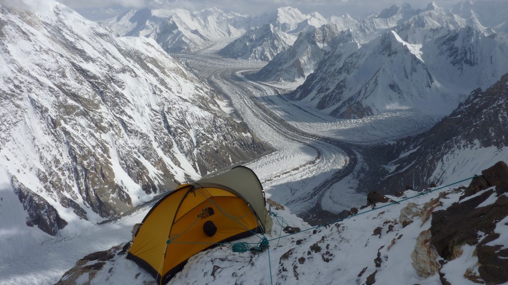 2009 K2_Wie in einem Adlerhorst auf ca.7100m G. Kaltenbrunner300dpi.jpg