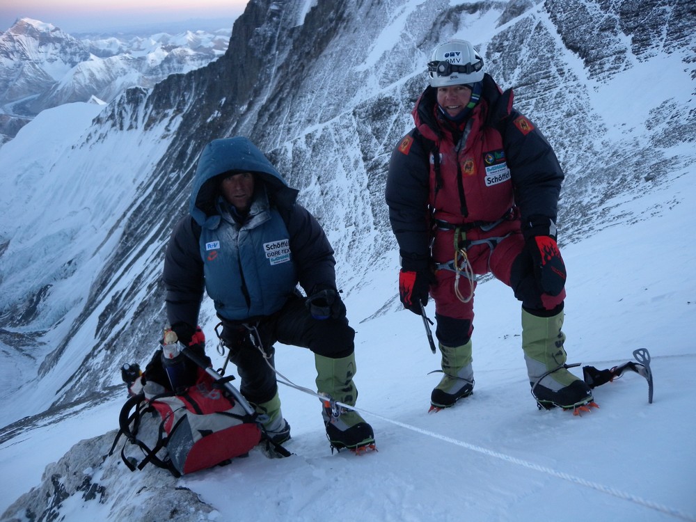 2009 Lhotse Gerlinde und Ralf am Beginn der Aufstiegsrinne Xavi Arias.jpg