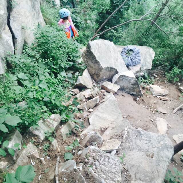 落石后地面狼藉和躲在远处的阿花